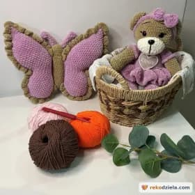 Zestaw ręcznie robiony na szydełku miś i motyl 